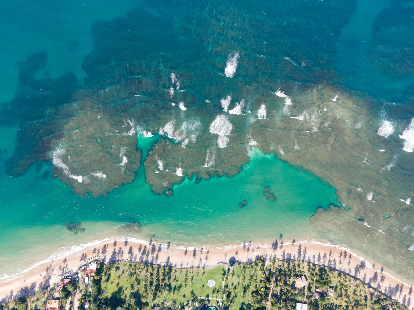 Piscinas naturais de Taipu de Fora com água cristalina e coqueiros na Península de Maraú, Bahia