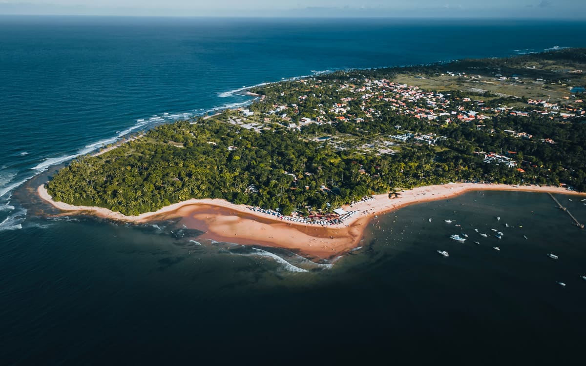 Vista aérea da Ponta do Mutá, ponta da Península de Maraú, com o vilarejo e os barcos ancorados.