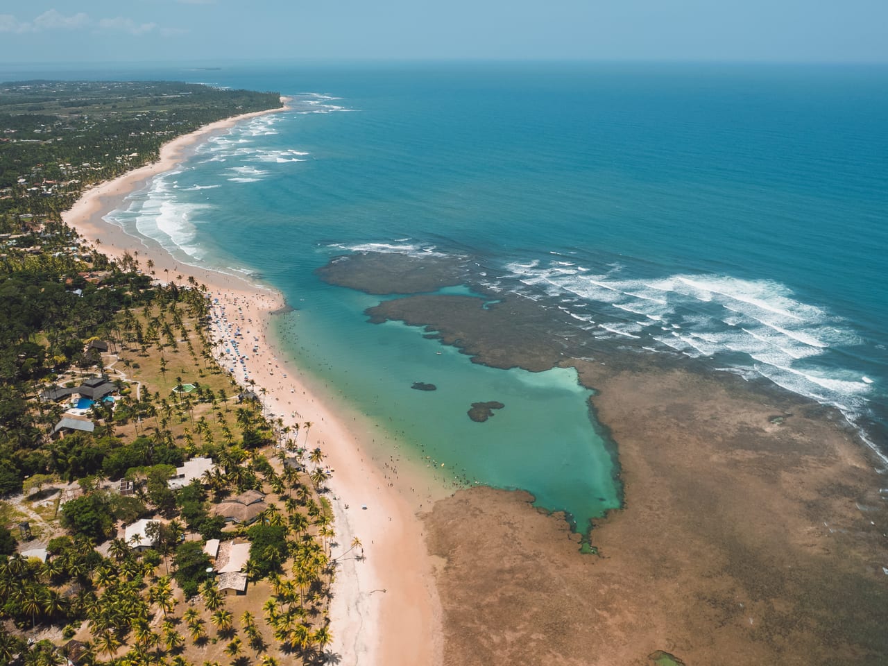 Piscinas naturais de Taipu de Fora na maré baixa com águas claras e coqueirais na Península de Maraú