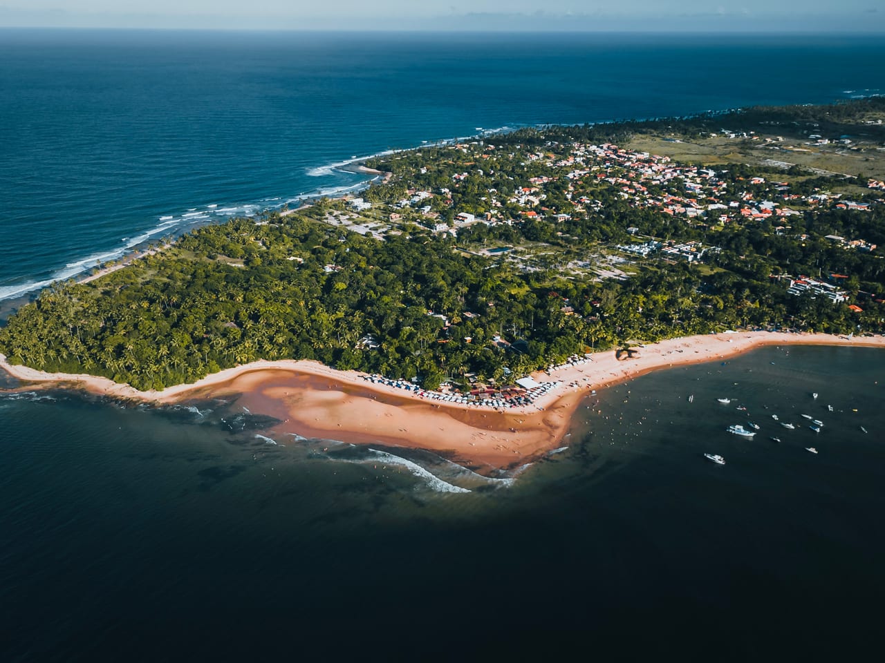 Ponta do Mutá em Barra Grande vista do alto com vilarejo, enseada calma e barcos atracados